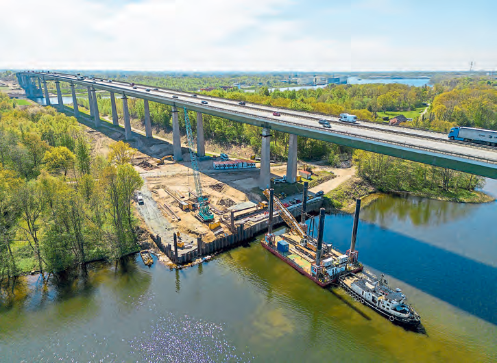 Auch heute ist an der Rader Insel wieder eine Fähre im Einsatz: Sie bringt Baumaterial für die neue Hochbrücke. FOTO: JÖRG WOHLFROMM / DEGES