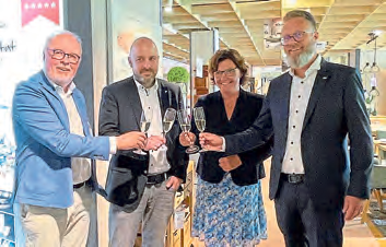 v.l. Jens Schröder mit Sohn Steffen Schröder (Geschäftsführer), Janet Sönnichsen (Bürgermeisterin Rendsburg), Wirtschaftsminister Claus Ruhe Madsen. FOTO:BERGEMANN