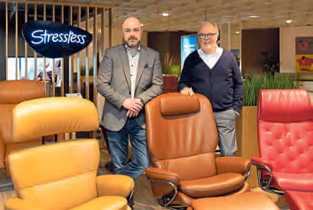 Steffen Schröder (links) mit seinem Vater Jens im Stressless-Studio, eines der größten in der Region. FOTO: MICHAEL RUFF