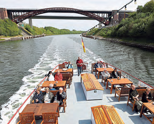 Ein echter „Hinkucker“ - auf der Fahrt von Kiel nach Rendsburg wird die Levensauer Hochbrücke unterfahren. FOTO: MICHAEL STAUDT