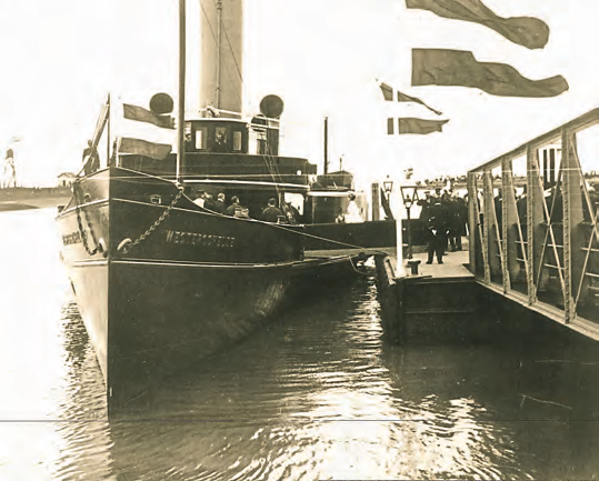 Großer Moment: Königin Wilhelmina der Niederlande (im weißen Kleid) betritt 1907 zum ersten Mal den neuen Raddampfer „Westerschelde“, die spätere „Freya“. FOTO: ARCHIV REEDEREI ADLER-SCHIFFE