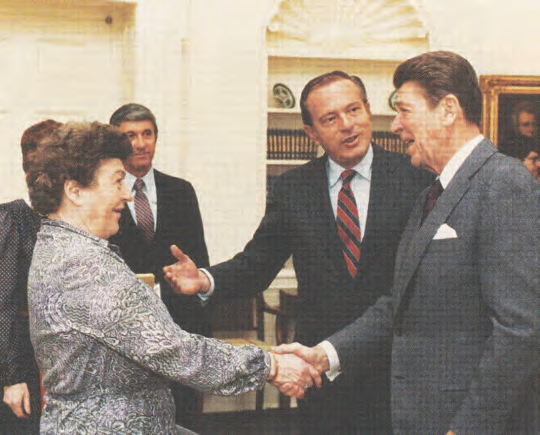 Großer Empfang: Lieske Zwaans, Retterin zahlreicher jüdischer Familien, wird 1981 vom ehemaligen US-Präsidenten Ronald Reagan im Weißen Haus empfangen. FOTO: ARCHIV REEDEREI ADLER SCHIFFE