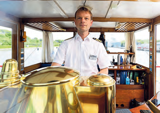 Früher ist er weltweit auf Containerschiffen gefahren, heute kommt er mit dem Fahrrad zu seinem Arbeitsplatz, der Kommandobrücke des Raddampfers „Freya“: Dirk von Appen (38) sind die ersten Seebeine vor Fehmarn in einer Jolle gewachsen. Nach dem Abitur hat er Nautik studiert, hat auf dem „Halunder Jet“, der zwischen Hamburg und Helgoland verkehrt, sein Kapitänspatent abgelegt und ist heute der allseits beliebte „Kaptein“ auf der „Freya“. Was insbesondere seine Frau und die drei Kinder freut, die ihren Mann und Vater jeden Abend zu Hause begrüßen können. FOTO: MICHAEL STAUDT