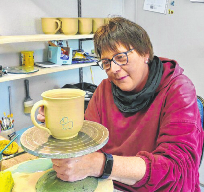 Gekonnt trägt Claudia Möller das Schafmuster auf.