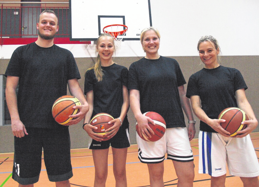 Das Trainerteam aus Niklas Heuer (v.l.), Emma Brüggen, Nicole Michelson und Kathrin Butenschön hofft, dass viele Kinder vom Basketballsommercamp bald beim MTSV Hohenwestedt spielen.