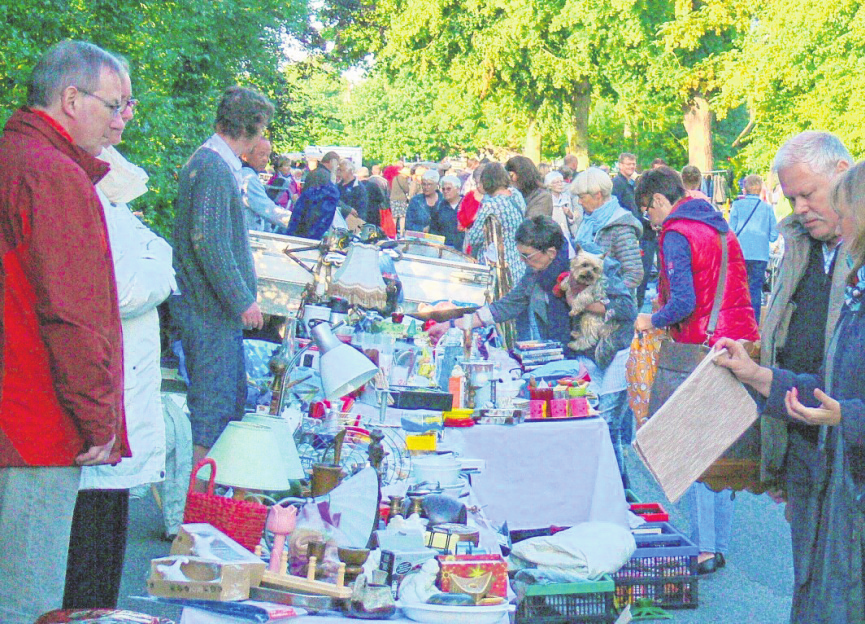 Sehr beliebt ist der unendlich lang erscheinende Flohmarkt entlang der Dorfstraße.