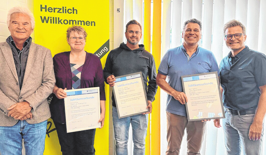 Jubiläum im Büro (v.l.): Rolf Petersen (Geschäftsführer), Sabrina Trampenau (25 Jahre), Matthias Winkler (25 Jahre), Lars Dammann (25 Jahre) und Stephan Ernst-Petersen. Nicht auf dem Bild: Gaby Ryniec (25 Jahre).