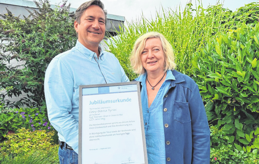 25 Jahre Betriebszugehörigkeit: Gaby Ryniec mit Gerrit Petersen (Geschäftsführer).