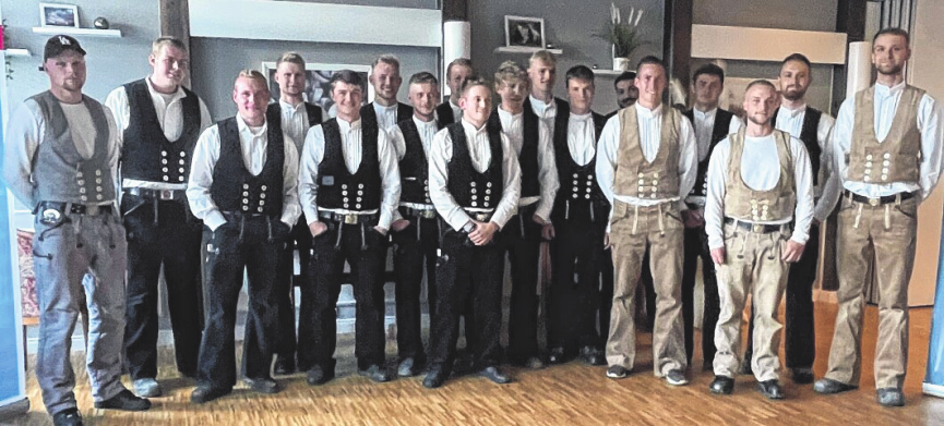Zimmerer und Maurer: Vereint im Gruppenbild.