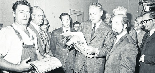Ministerpräsident Gerhard Stoltenberg (CDU) Anfang der 1970er Jahre bei einem Besuch der Husumer Nachrichten. Hans Wolfgang Schettler (2. v. I.), Kreispräsident des kurz zu vor gegründeten Kreises Nordfriesland, rechts im Vordergrund Helmut Sethe, ganz rechts Leopold Spaeth, Landtagsabgeordneter aus Ostenfeld. Foto: Walter Nehm/Kreisarchiv NF
