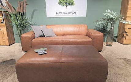 Natura Home setzt sehr überzeugend auf Echtleder und Massivholz.