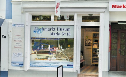Auch mitten in der Stadt gegenüber dem Marktplatz, Markt 18 wird die frische Ware in einem Fischladen angeboten.