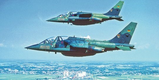 Zwei Alpha Jets über der Silhouette von Husum. Mit diesem Muster war das vor Ort stationierte Jagdbombergeschwader 41 bis zu seiner Auflösung 1992 ausgerüstet. Foto: Stefan Petersen