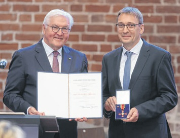Matthias Hansen (rechts), der Vorsitzende des Kreissportverbandes Nordfriesland, bekam im Juni das Verdienstkreuz der Bundesrepublik von Bundespräsident Frank-Walter Steinmeier (SPD) in Eckernförde verliehen. Foto: Michael Staudt