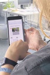Noch ein Check: Das E-Paper im Smartphone. Foto: Merle Faensen