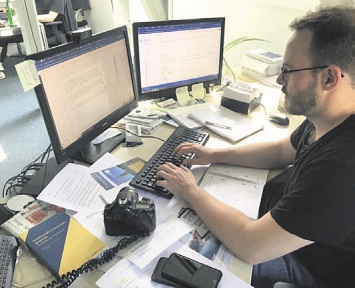 Am Ende muss alles zu Papier, äh in den Computer gebracht werden: Frank Spyra konzentriert bei der Arbeit. Foto: Jonna Lausen
