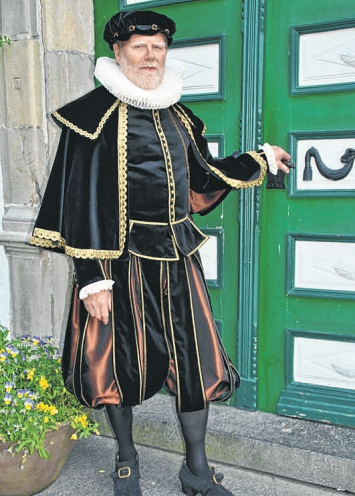 So trat einst Caspar Hoyer unter die Leute. Alfred Jordy führt in Kleidern im Stil des 16. Jahrhunderts jeden Mittwoch durch das Herrenhaus Hoyerswort. Foto: privat