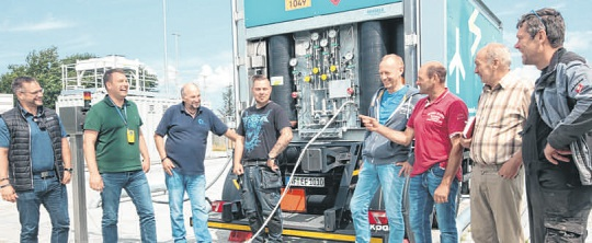 Mit Spaß bei der Arbeit: Thomas Krohn (3. v. 1.) ist Technischer Betriebsleiter der Dörpumer „Wasserstoff-Fabrik“. Foto: Birger Bahlo