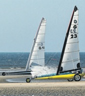 Beste Bedingungen für das Strandsegeln bietet St. Peter-Ording. Der Ort ist eine Hochburg dieses Sports.