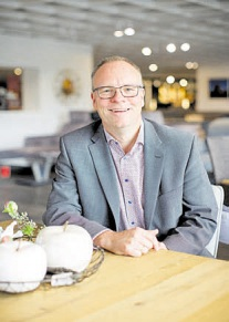 Arne Brodersen in der großen Ausstellung des Hauses