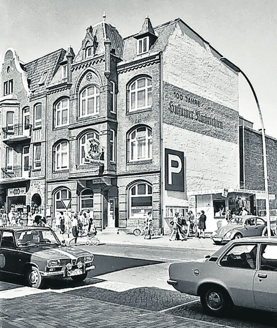 Das frühere Gebäude der Husumer Nachrichten in der Großstraße 9 im Jahre 1973. Damals wurden „100 Jahre Husumer Nachrichten“ gefeiert, wie dem Hinweis an der Hauswand zu entnehmen ist.