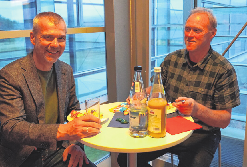 Small-Talk bei Schnittchen: PD Dr. Matthias Hey vom UKSH stand auch in den Pausen zu Gesprächen bereit – hier mit sh:z Leser Hans-Heinrich Struck.