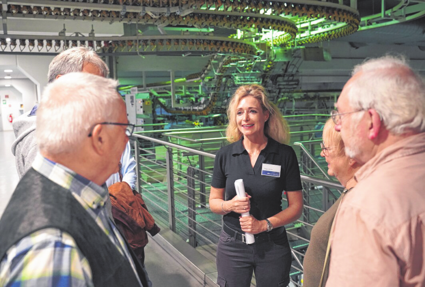Staunen und Wertschätzung für die tägliche Frühstückslektüre: Bei der Führung durch das Druckzentrum mit Peggy Jensen von sh:z das medienhaus erfuhren die Besucher, wie eine Zeitung entsteht.