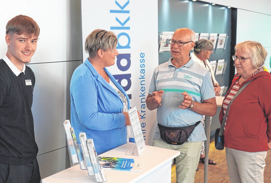 Immer was los am Stand der Vivida BKK: Torben Bigos und Kathleen Niemann (hier im Gespräch mit Michael und Monika Rohde aus Fahrdorf) freuten sich über viele interessierte Fragen an die regionale Betriebskrankenkasse.