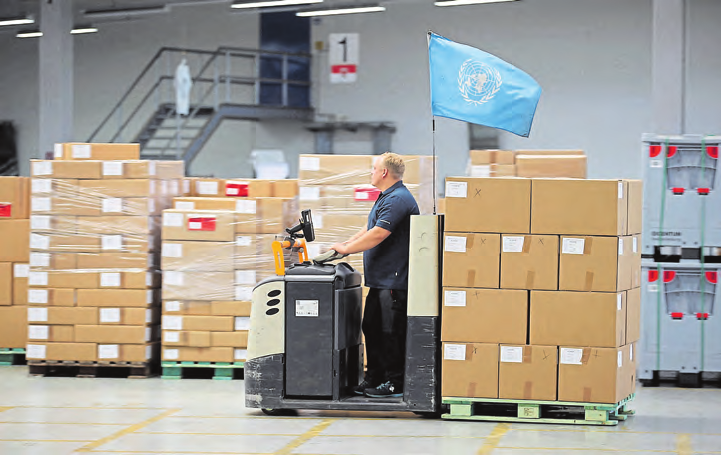 Unter der Flagge der Vereinten Nationen: In der Wareneingangshalle herrscht tagsüber reger Betrieb. FOTO: MICHAEL STAUDT