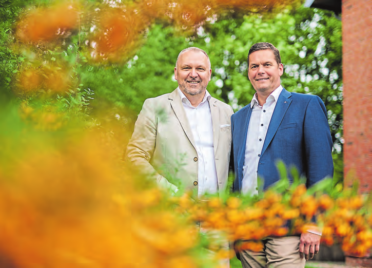 Sie leiten die VR-Bank: Georg Schäfer verantwortet das Firmen- und Privatkundengeschäft, das Private Banking und die Unternehmensentwicklung mit Marketing- und Vertriebsmanagement. Karsten Petersen ist zuständig für die Kreditabteilung, Organisation und Innenrevision, IT sowie für den Bereich Personal. FOTO: MARCUS DEWANGER