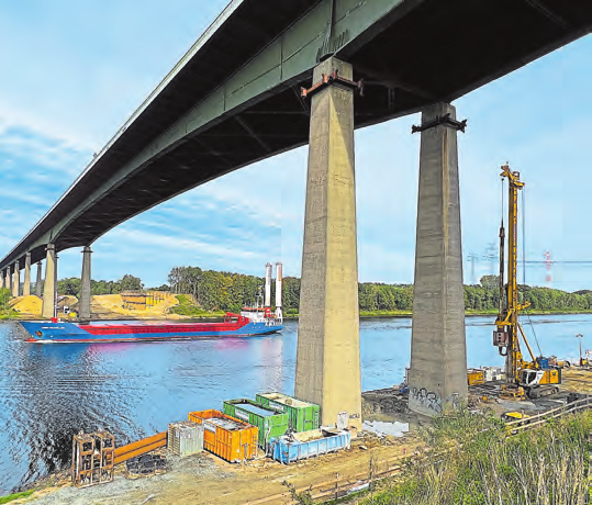Die alte Rader Hochbrücke wurden 1972 errichtet. Bis Ende 2026 soll das erste Teilbauwerk der neuen Querung fertig sein. FOTO: FRANK HÖFER