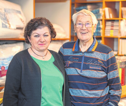 Rolf Barwitzki mit Angestellte Swetlana Zichler (seit 2002 im Betrieb).
