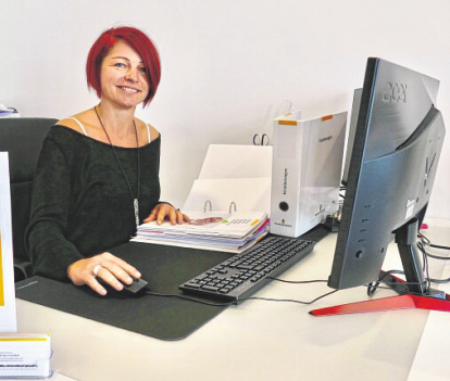 Antje Koselack lädt in ihr neu eröffnetes Versicherungsbüro ein. Foto: Herbert Müllerchen