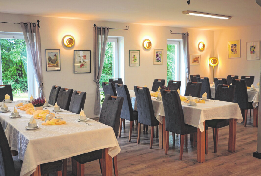 Die Tische im Café liebevoll eingedeckt.