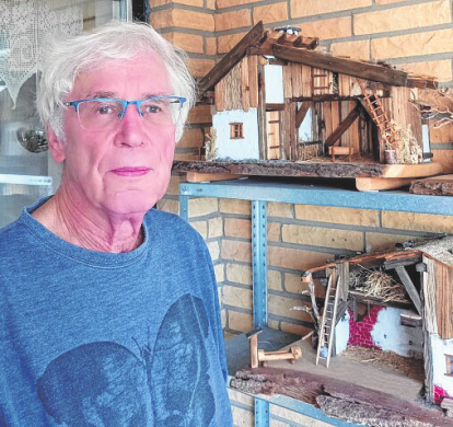 Detlef Petersen aus Tarp präsentiert seine selbstgebauten Krippen.