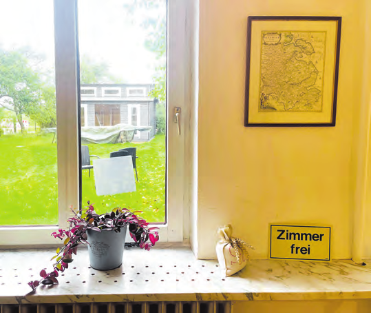 Neben den Büroräumen gibt es in Kiesby auch ein Appartement für Menschen, die gerne Workation (eine Mischung aus „Work“ und „Vacation“) machen möchten. FOTO: ANNIKA KÜHL