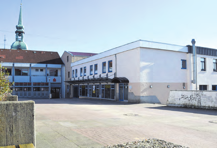 Ein paar Bänke, ein paar Blumenbeete, vor allem aber Beton - das ist der Deekelsenplatz mitten in der Stadt. FOTO: REBECCA NORDMANN