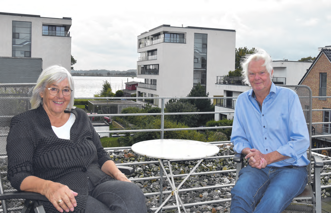 Den Schleiblick von der Dachterrasse aus genießen Monika und Hauke Huusmann nicht nur im Sommer. FOTO: DORIS SMIT