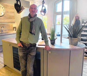 Für die große Wohnküche hat Heiko Lobitz einen frei stehenden Kochblock in Form eines Schiffsbugs gebaut. FOTO: SYLVIA MENZDORF