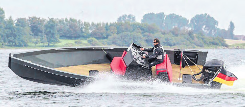 Niegers einziger eigener Werftbau ist das Motorboot „C 700“, dessen modernes Design auch schnelle Fahrten bei Wellengang ermöglichen soll. FOTO: BJÖRN NIEGER