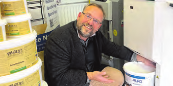 Ökologische Wandfarben in jeder gewünschten Farbnuance mischt Arne Bauer nach Kundenwunsch mit einer speziellen Mischmaschine. Foto: Sylvia Menzdorf