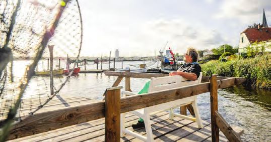 Auf seiner Bank, „Vadders Eck“, wie er sie liebevoll nennt, sitzt Nanz oft und schaut auf die Schlei. Und wenn ihm danach ist, dann fährt er eben raus und fängt ein paar Fische. FOTO: BENJAMIN NOLTE