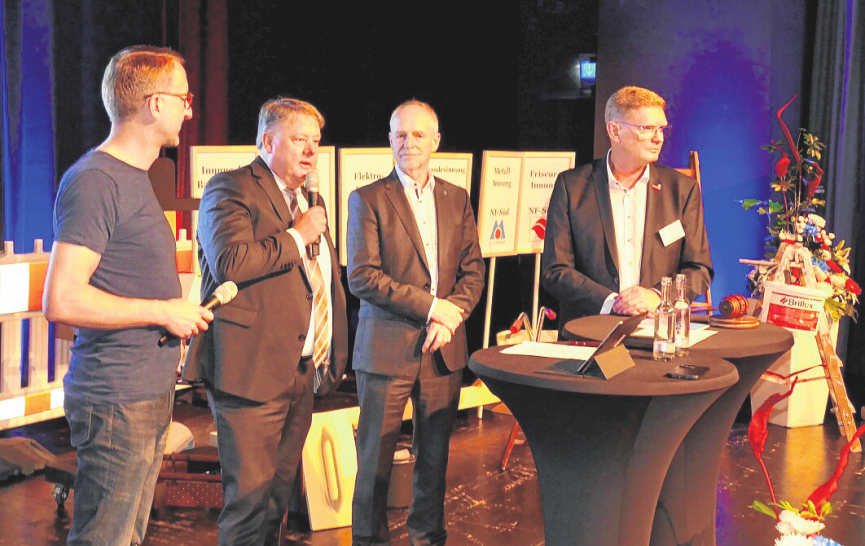 Neben Moderator Holziholst diskutierten in der Talkrunde miteinander Jörn Arp, Michael Kwauka und Rolf Hansen (v.l.).