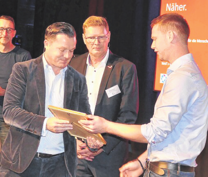 Der Tischler Momme Lukas Thomsen (r.) erhält die begehrte Auszeichnung von Marcus Utech (2.v.l.). Mit dabei Holziholst (I.) und Rolf Hansen (2.v.r.).