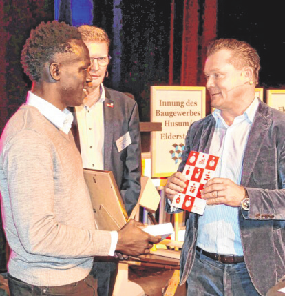 Für den Anlagenmechaniker Daouda Soumah (l.) war es ein besonderer Moment, als er die besondere Auszeichnung von Marcus Utech (r.) und Rolf Hansen (m.) überreicht bekam.