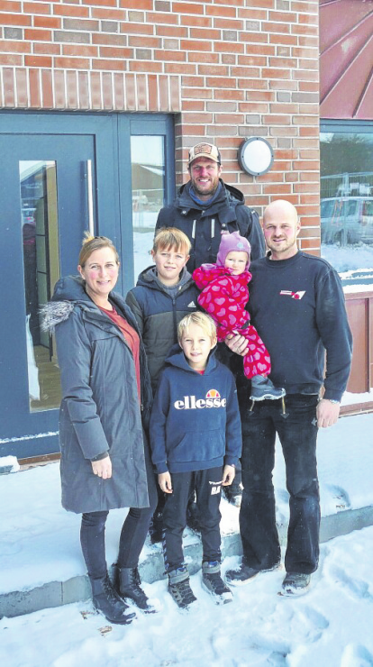 Timo Albertsen mit seiner Frau Nina Albertsen (1.), den Kindern Lia, Ben und Till und Bauleiter Chris Kaufeld (hinten) vor dem neuen Bürotrakt.