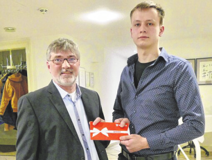 Innungsbester im Elektroniker-Handwerk: Jorve Ohl (r.) bestand als Innungsbester und erhielt hierfür von Sven Caspersen ein kleines Präsent.