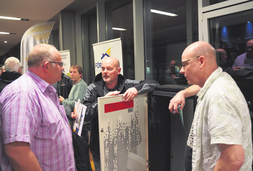 Förde Solar-Chef Robert Carstensen (Mitte) im Gespräch mit zwei interessierten Teilnehmern.