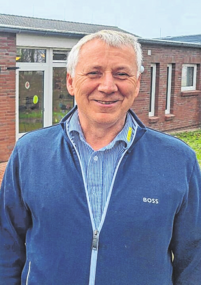 Bürgermeister Rolf Friedrichsen vor dem Anbau.