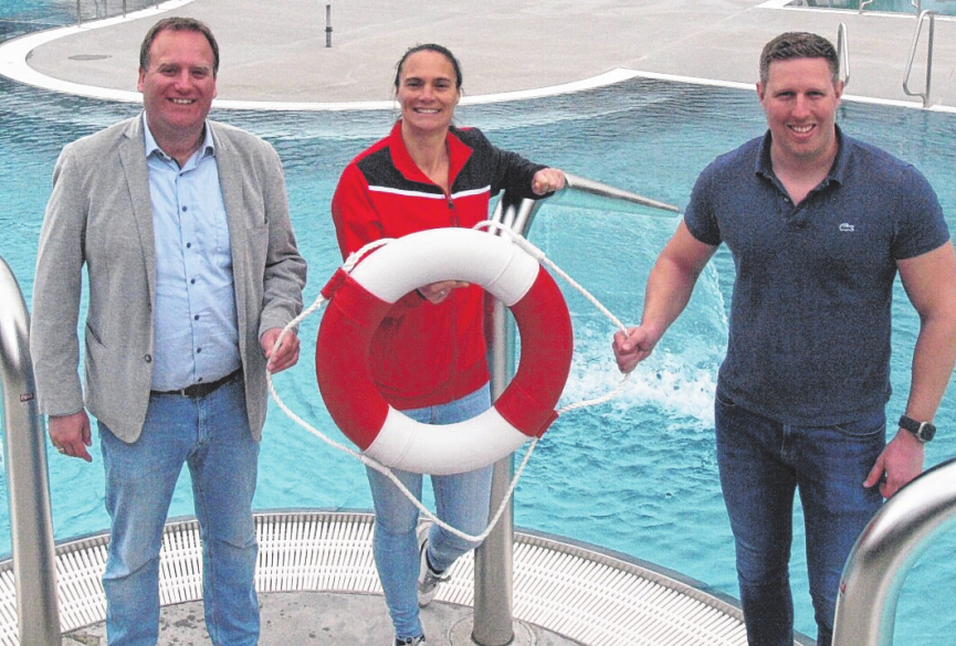 Saisonstart am 1. Mai in Hohenwestedt: Bürgermeister Jan Butenschön (I.), Freibad-Betriebsleiterin Maren Riecken und der technische Leiter der Gemeindewerke, Tim Petersen, hoffen auf eine sonnige Badesaison.
